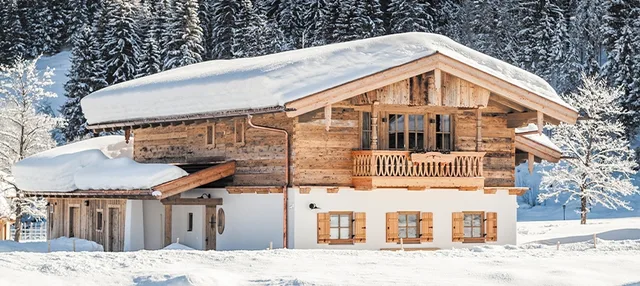 Gut Steinbach bei Reit im Winkl bei Schnee im Winter.