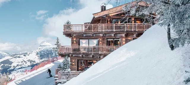 Hahnenkamm Lodge in Kitzbühel bei Schnee im Winter.