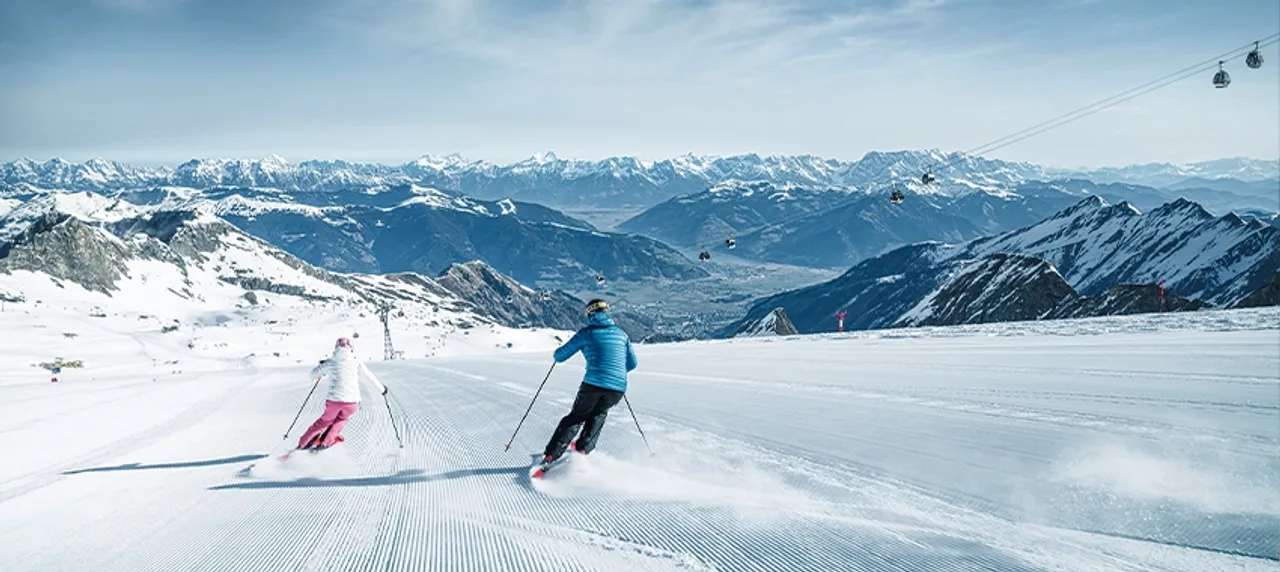 Zwei Skifahrer auf der Piste am Kitzsteinhorn.