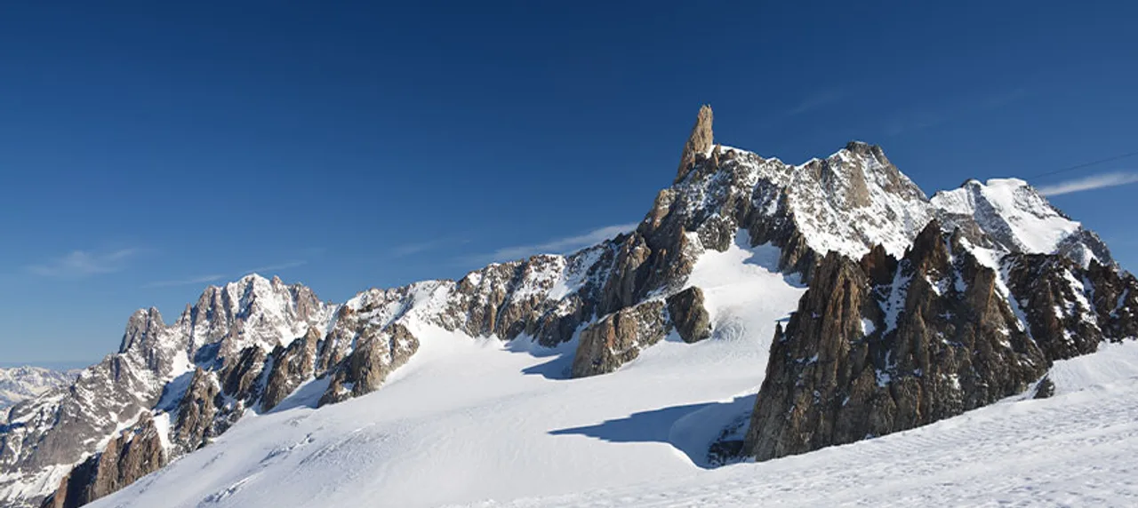 Verschneites Bergpanorama im Aostatal.