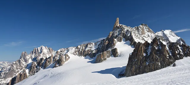Verschneites Bergpanorama im Aostatal.