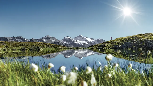 Ein See vor Bergkulisse bei Sonnenschein im Zillertal.