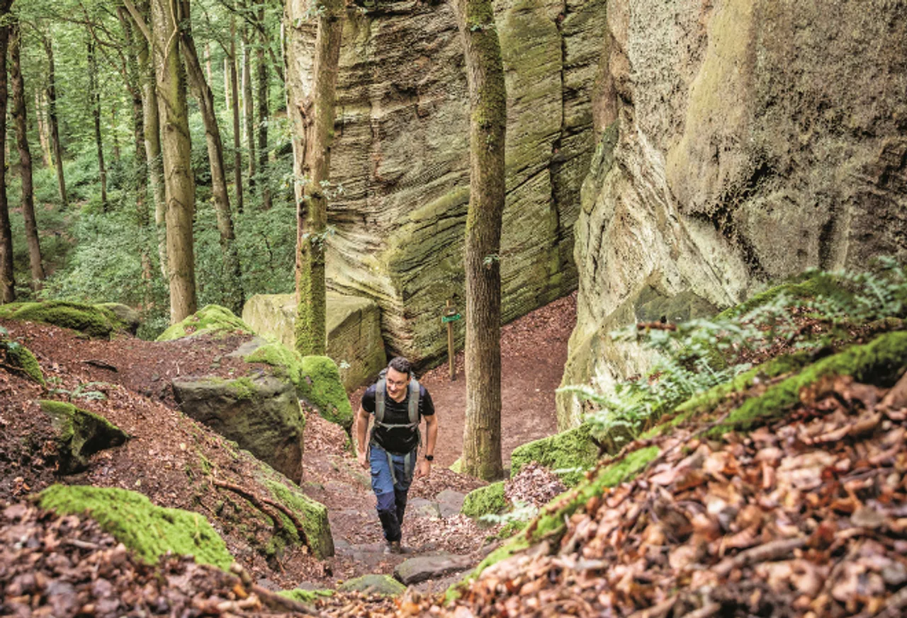 Wanderer geht zwischen beeindruckenden Felsformationen