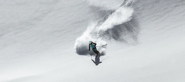 Skifahrer beim Tiefschneefahren im Kaunertal.