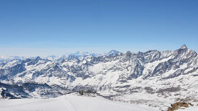 Verschneites Bergpanorama bei blauem Himmel im Aostatal.