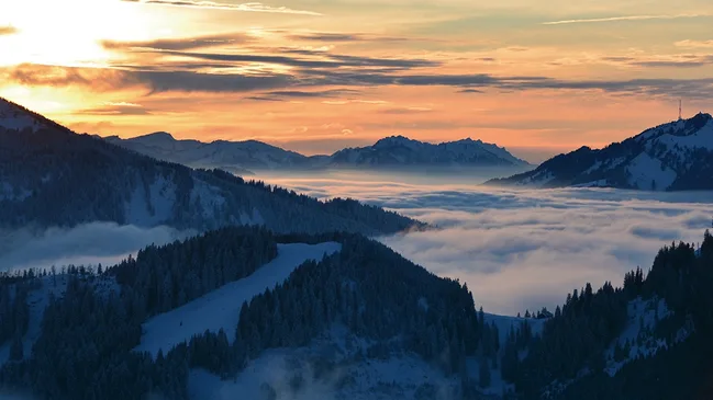 Panoramablick auf eine winterliche Berglandschaft.