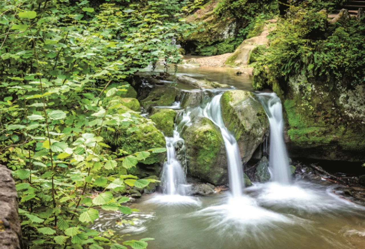 Fluss mit kleinen Wasserfällen