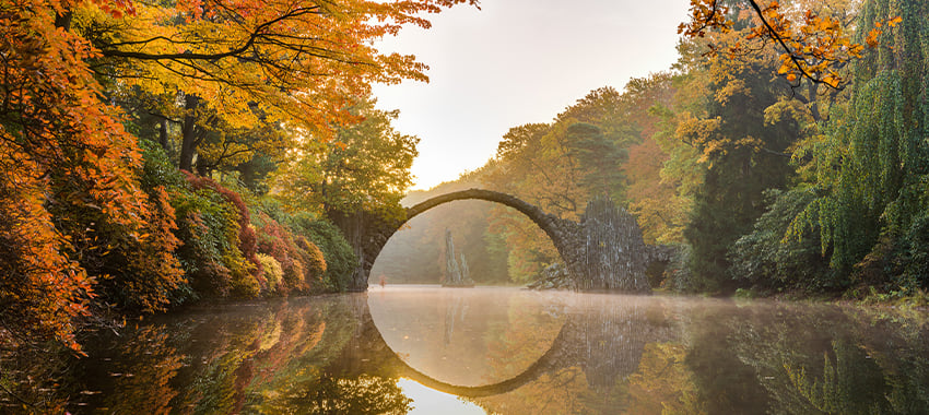 Brücke über ein Gewässer.