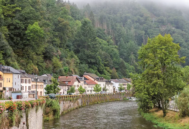 Ausblick in das Our-Tal und die Ortschaft