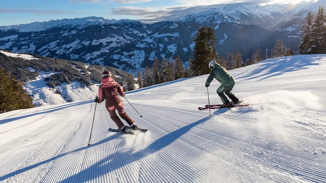 Zwei Skifahrer auf der Piste in Mayrhofen.