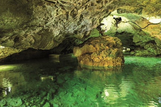 Eine Höhle mit einem Unterwassersee