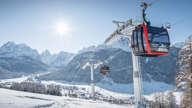 Gondelbahn vor verschneitem Bergpanorama in der Region 3 Zinnen Dolomiten.