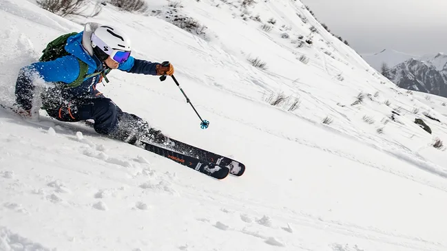 Skifahrer bei Abfahrt mit Tourenski.