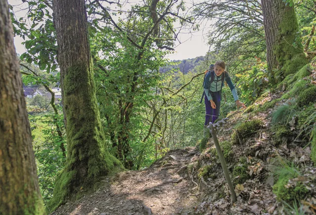 Ein Mädchen auf einem steilen Wanderweg