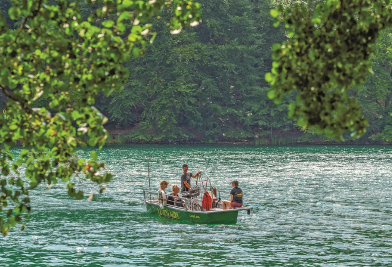 Die Handfähre überqueert den See mit Passagieren