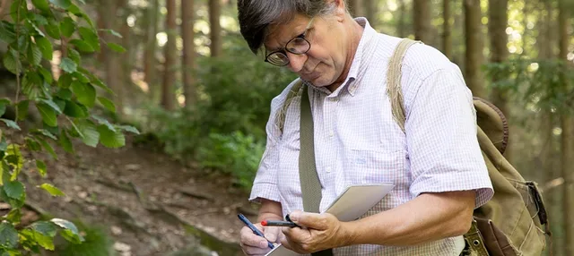 Landkartenmaler Rolf Böhm unterwegs in der Natur.