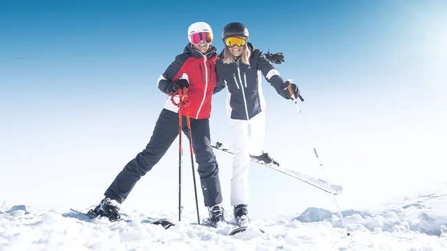 Zwei Personen auf Ski in Ski amadé.