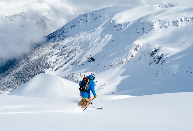 Freerider im Gelände mit Ausblick auf das Bergpanorama
