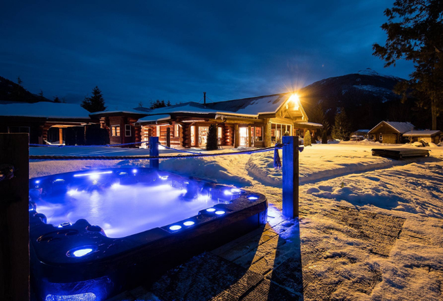 Outdoor-Whirpool in der Nacht