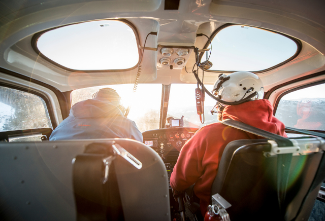 Blick von hinten ins Hubschrauber Cockpit