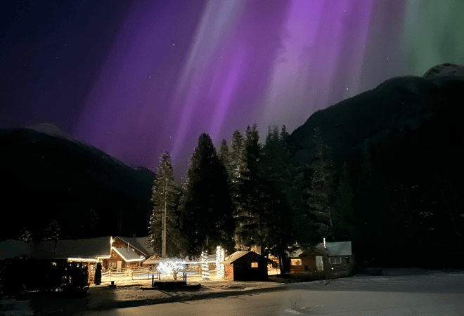 Nordlichter über der Lodge