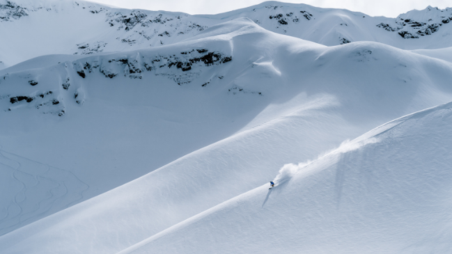 Skifahrer auf einer Ridge im Powder