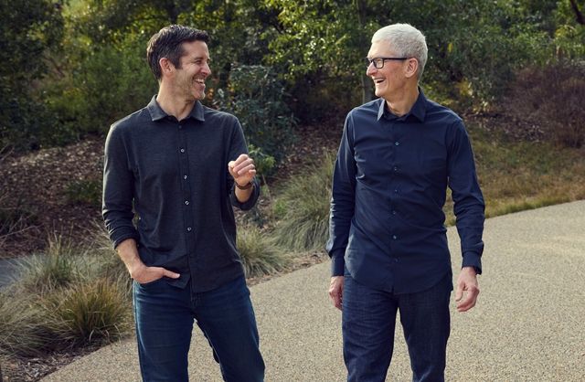 John Ternus und Tim Cook