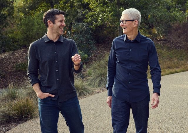 John Ternus und Tim Cook