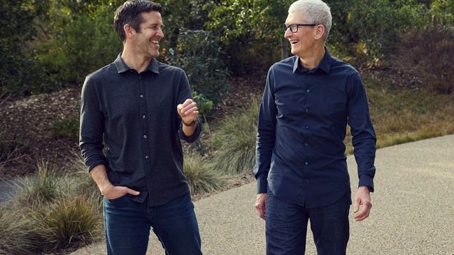 John Ternus und Tim Cook