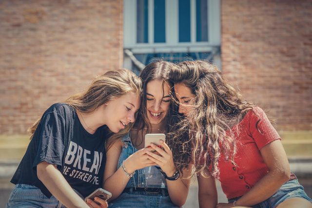 Vodafone-Kunden mit Smartphone