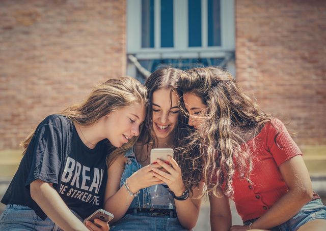 Vodafone-Kunden mit Smartphone