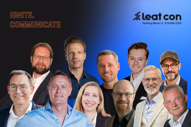 Gruppenbild von elf Speakern der communicate 2026 vor blauem Hintergrund mit dem Schriftzug "Ignite. Communicate." und dem leat-con-Logo