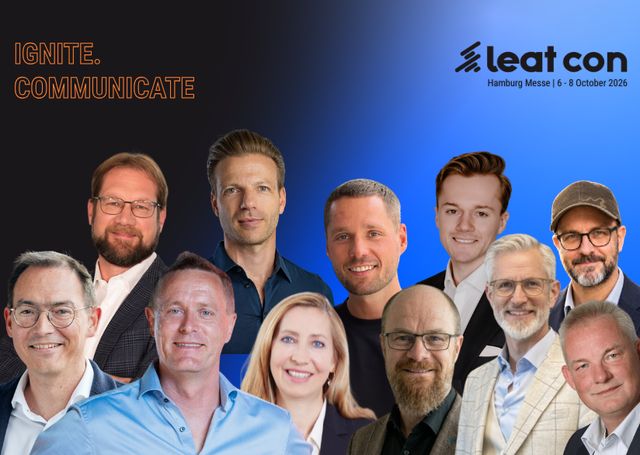Gruppenbild von elf Speakern der communicate 2026 vor blauem Hintergrund mit dem Schriftzug "Ignite. Communicate." und dem leat-con-Logo
