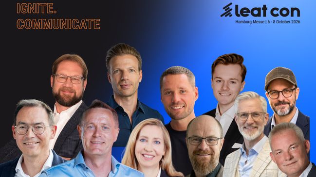 Gruppenbild von elf Speakern der communicate 2026 vor blauem Hintergrund mit dem Schriftzug "Ignite. Communicate." und dem leat-con-Logo