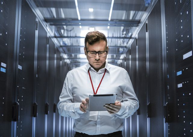 Vodafone-Mitarbeiter im Rechenzentrum