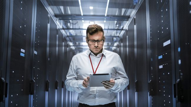 Vodafone-Mitarbeiter im Rechenzentrum