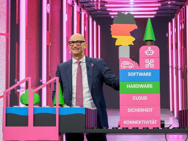 Tim Höttges mit KI-Fabrik-Modell