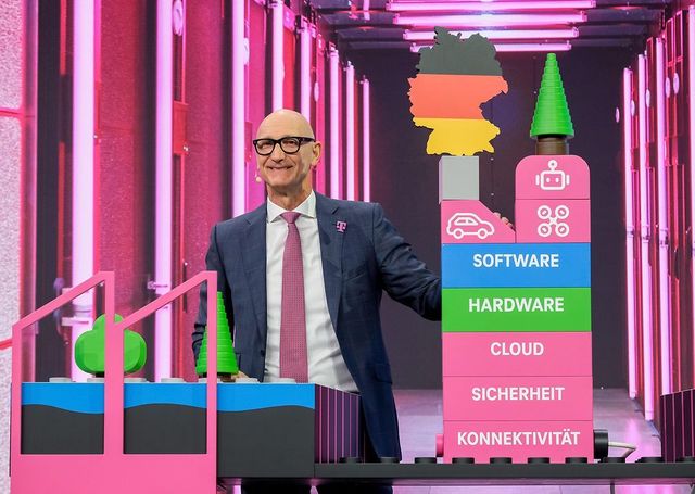 Tim Höttges mit KI-Fabrik-Modell