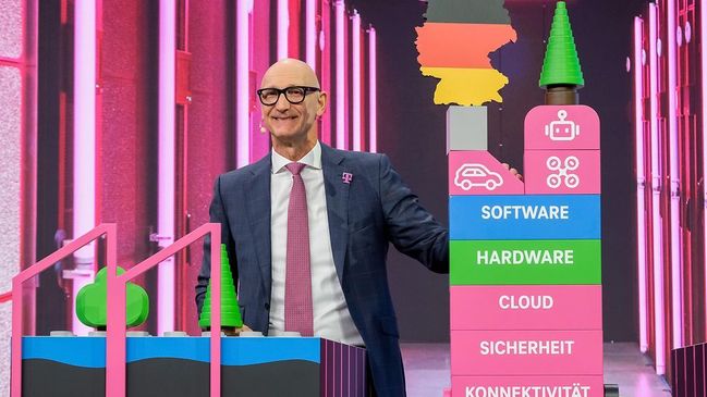 Tim Höttges mit KI-Fabrik-Modell