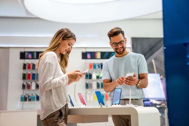 Smartphone-Kunden im Shop
