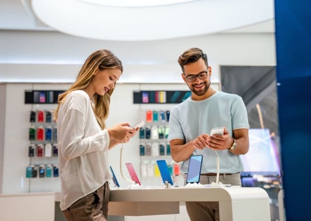 Smartphone-Kunden im Shop