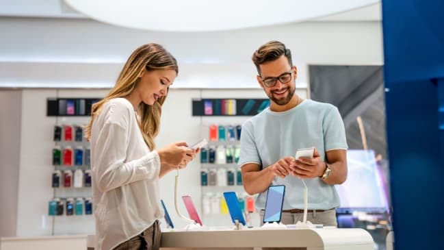 Smartphone-Kunden im Shop