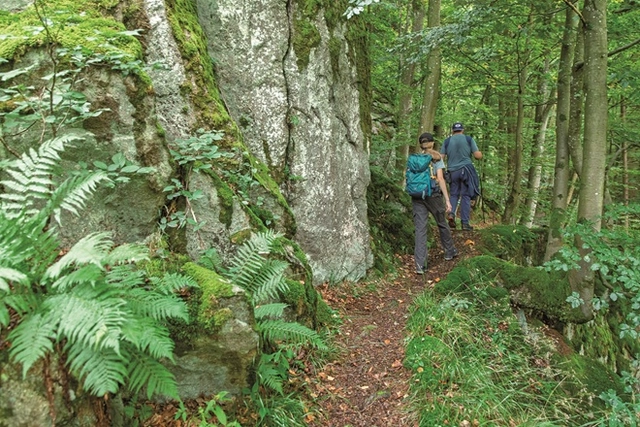 Eine Höhle mit einem Unterwassersee