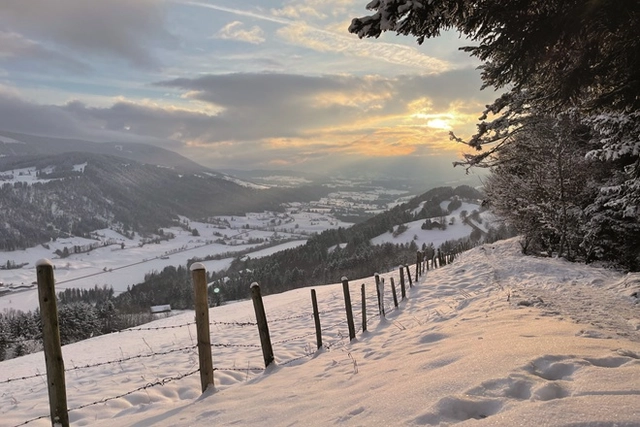 Eine Höhle mit einem Unterwassersee
