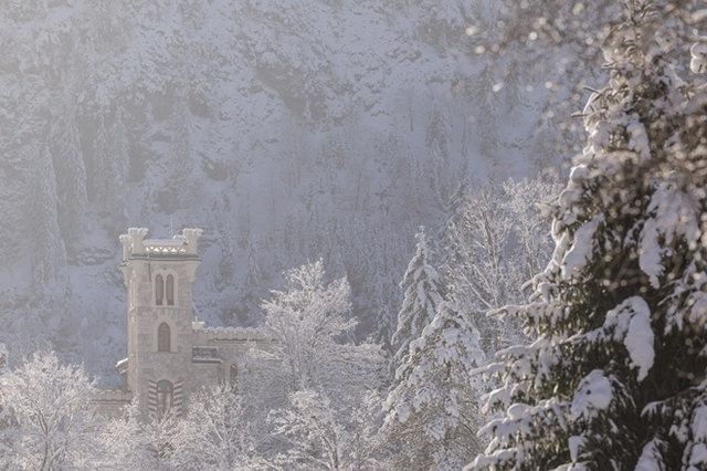 Eine Höhle mit einem Unterwassersee
