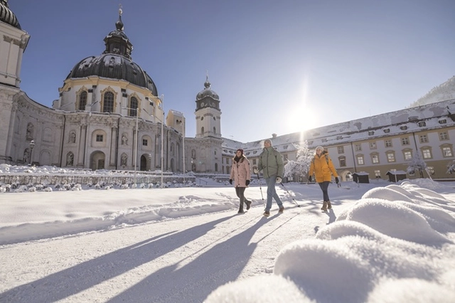 Eine Höhle mit einem Unterwassersee