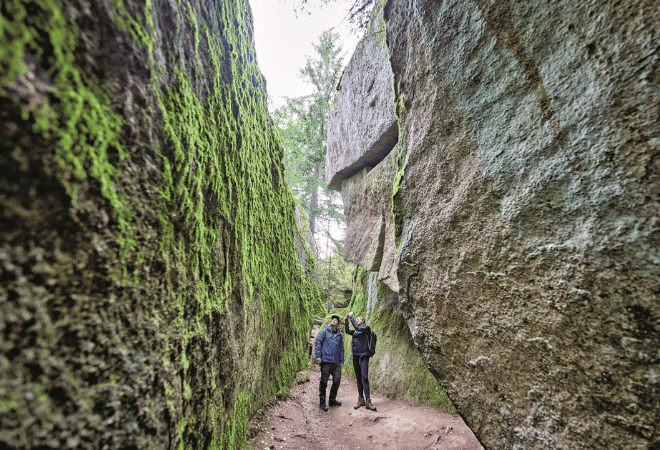 Zwei Wanderer in einer engen Schlucht