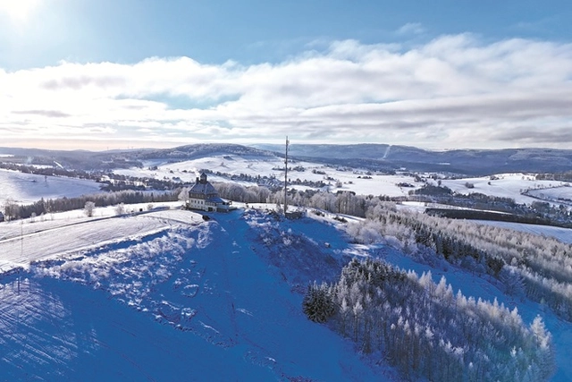 Eine Höhle mit einem Unterwassersee