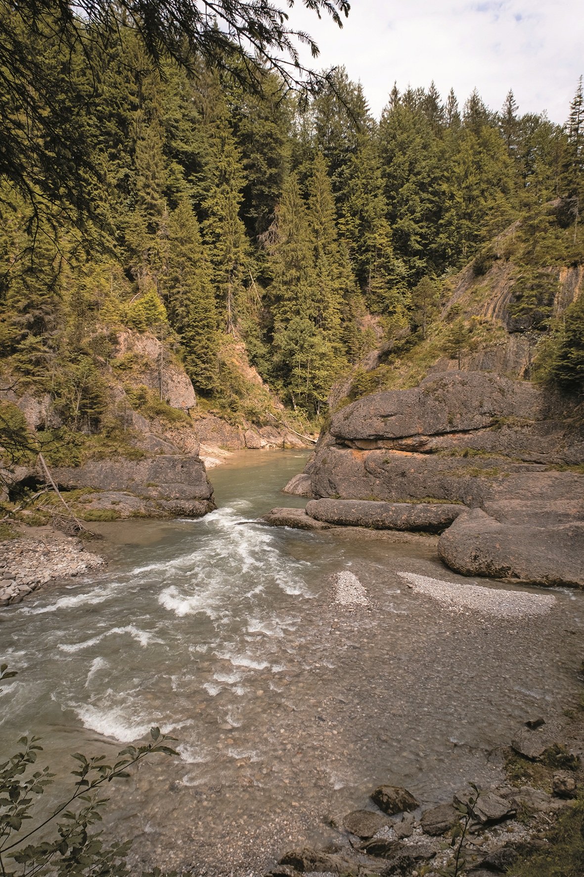 Eine Höhle mit einem Unterwassersee