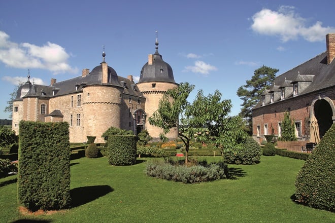 Eine Höhle mit einem Unterwassersee